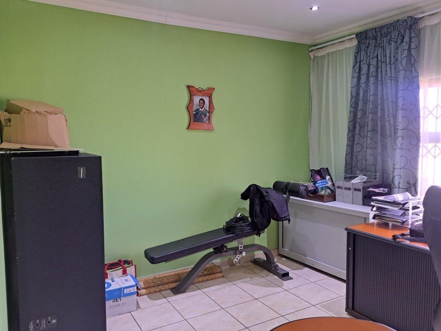 5 Bedroom Property for Sale in Rietvlei View Gauteng