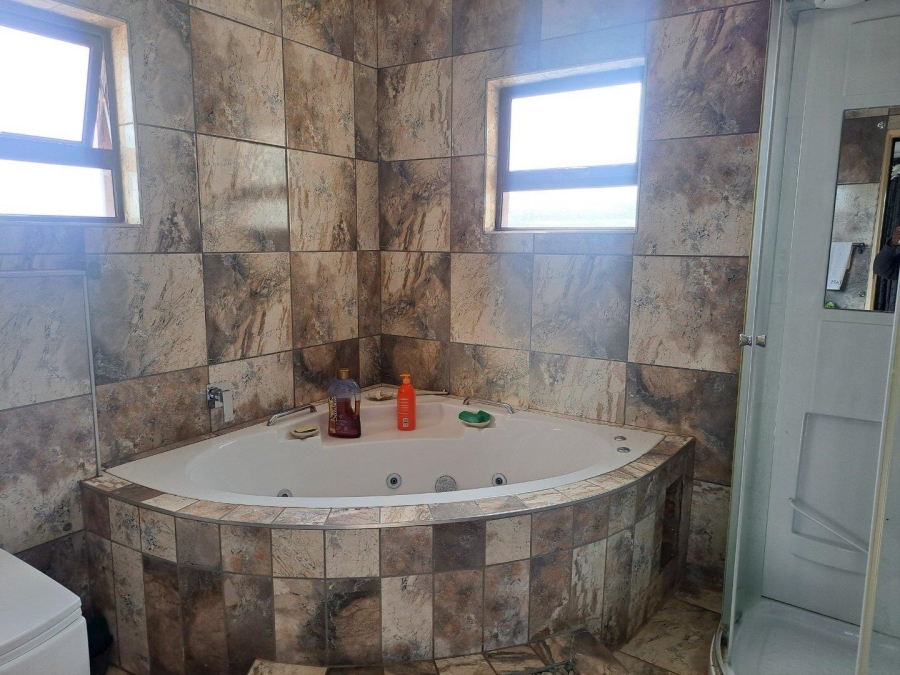 5 Bedroom Property for Sale in Rietvlei View Gauteng