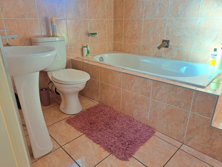 5 Bedroom Property for Sale in Rietvlei View Gauteng