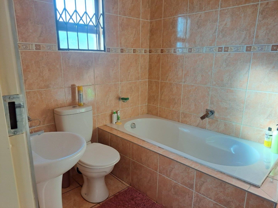 5 Bedroom Property for Sale in Rietvlei View Gauteng