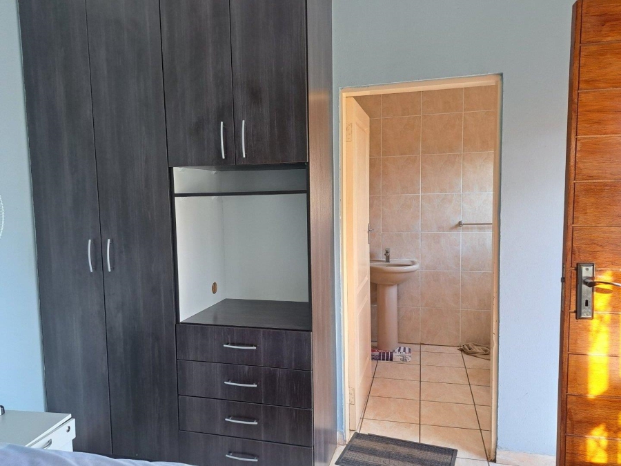 5 Bedroom Property for Sale in Rietvlei View Gauteng