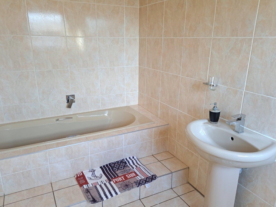 5 Bedroom Property for Sale in Rietvlei View Gauteng