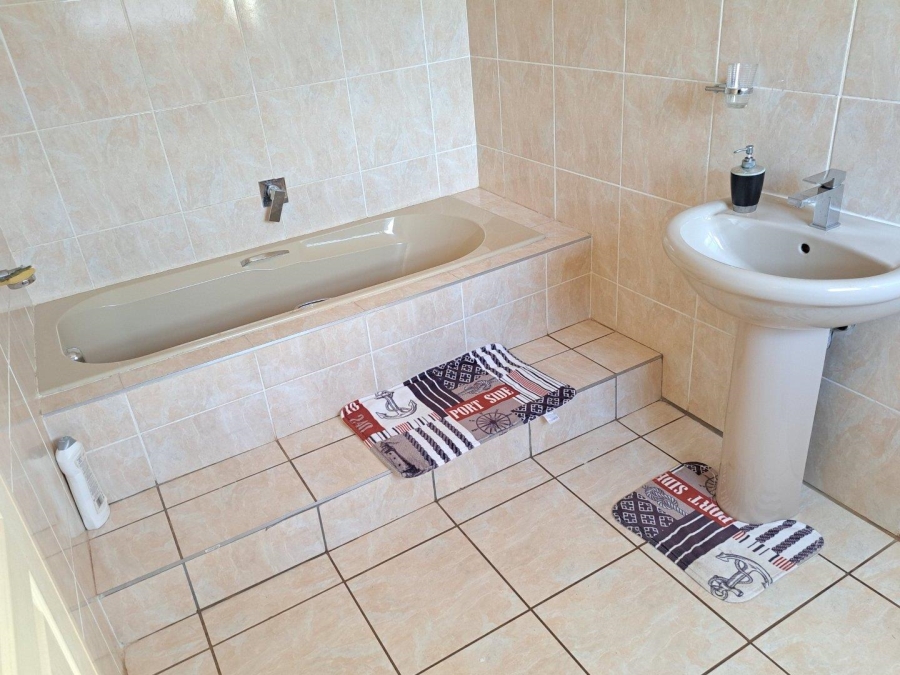 5 Bedroom Property for Sale in Rietvlei View Gauteng