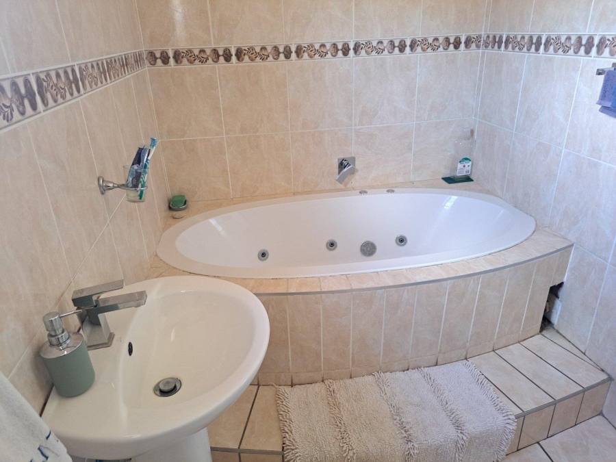 5 Bedroom Property for Sale in Rietvlei View Gauteng