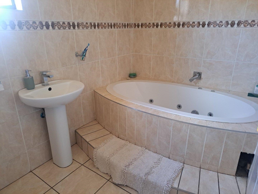 5 Bedroom Property for Sale in Rietvlei View Gauteng