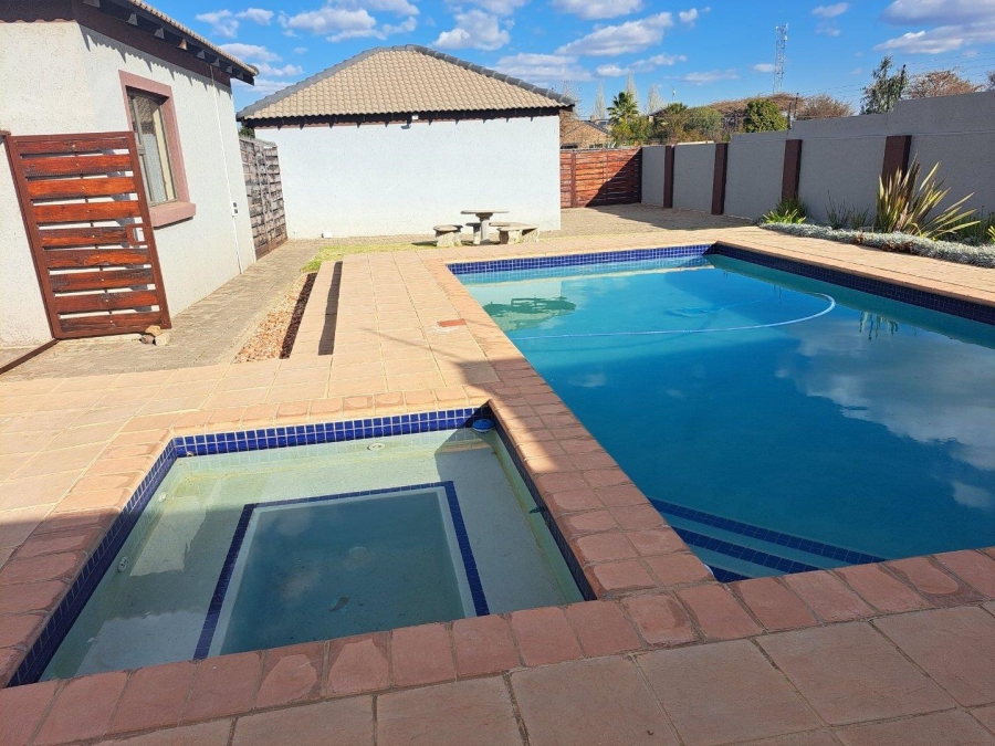 5 Bedroom Property for Sale in Rietvlei View Gauteng