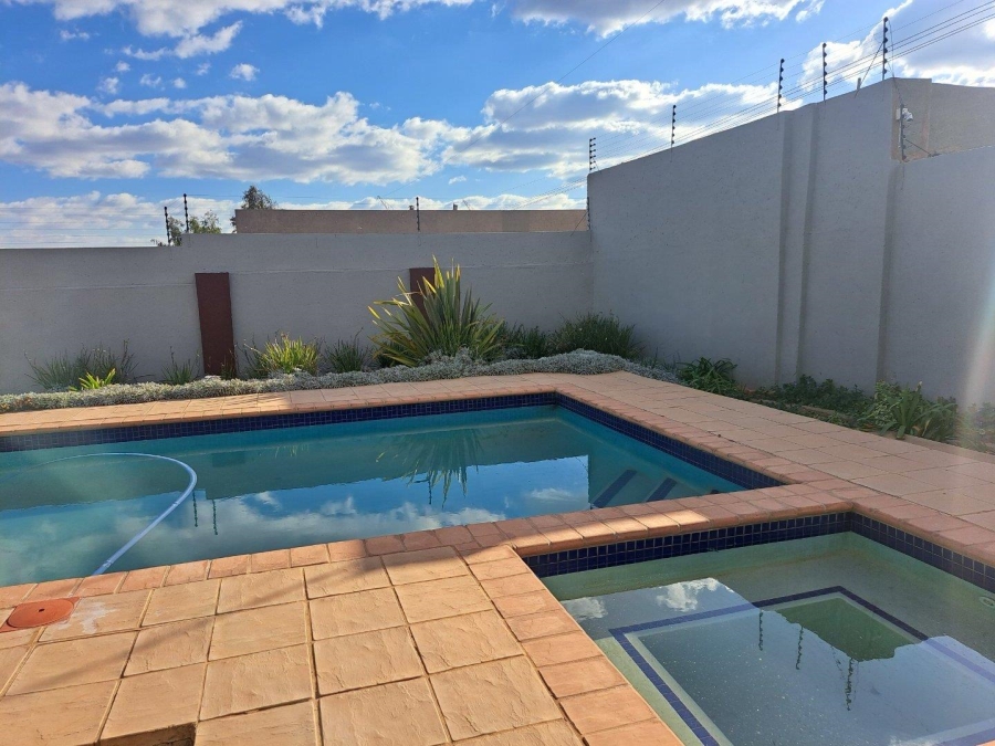 5 Bedroom Property for Sale in Rietvlei View Gauteng