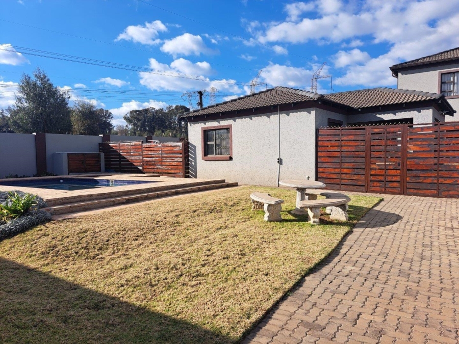 5 Bedroom Property for Sale in Rietvlei View Gauteng
