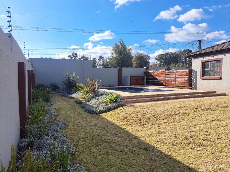 5 Bedroom Property for Sale in Rietvlei View Gauteng