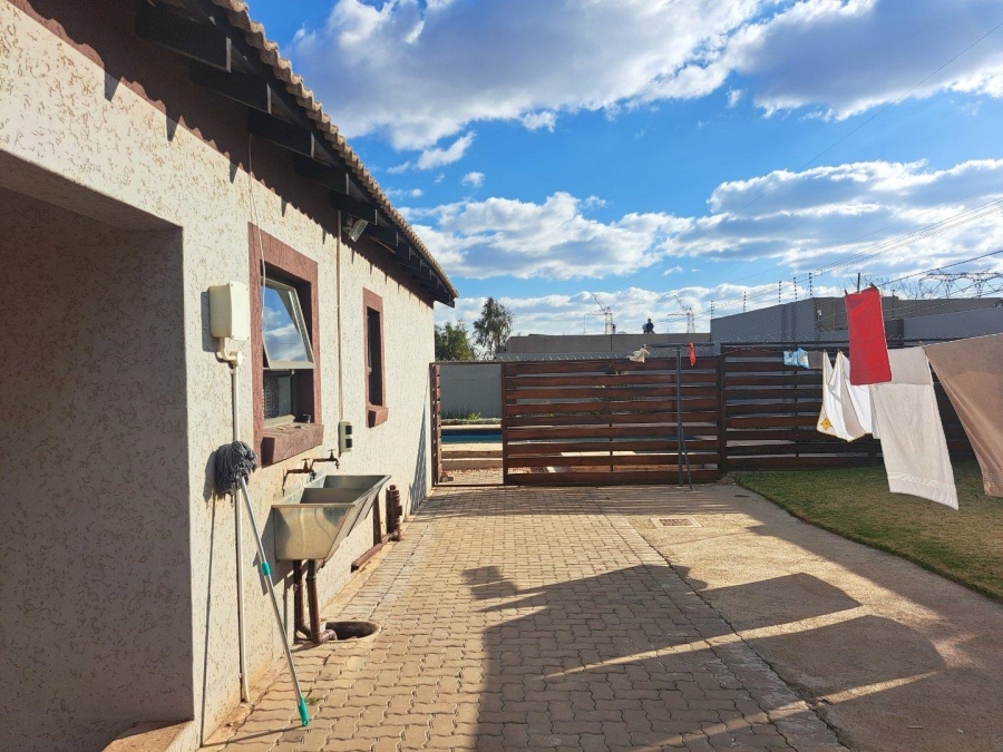 5 Bedroom Property for Sale in Rietvlei View Gauteng