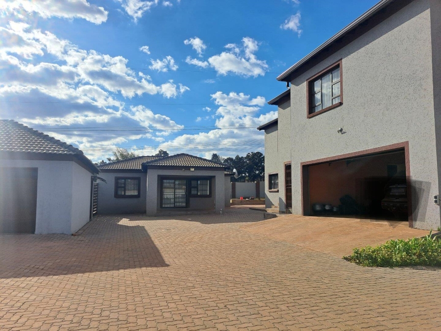 5 Bedroom Property for Sale in Rietvlei View Gauteng