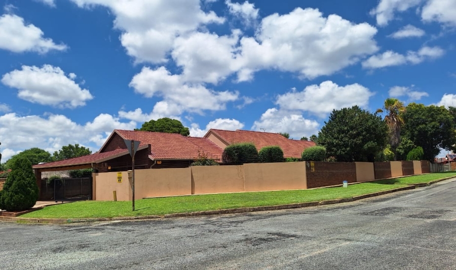 3 Bedroom Property for Sale in Bonaero Park Gauteng