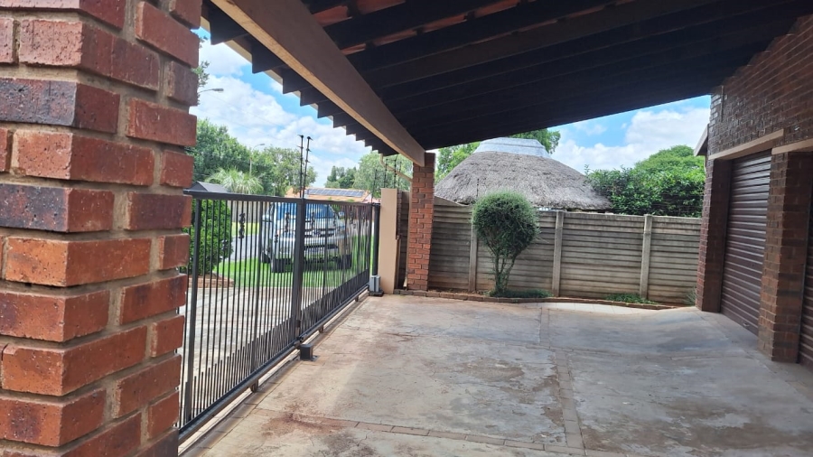 3 Bedroom Property for Sale in Bonaero Park Gauteng