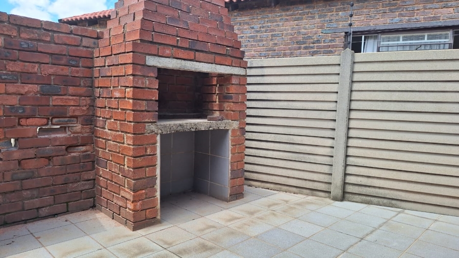 3 Bedroom Property for Sale in Bonaero Park Gauteng