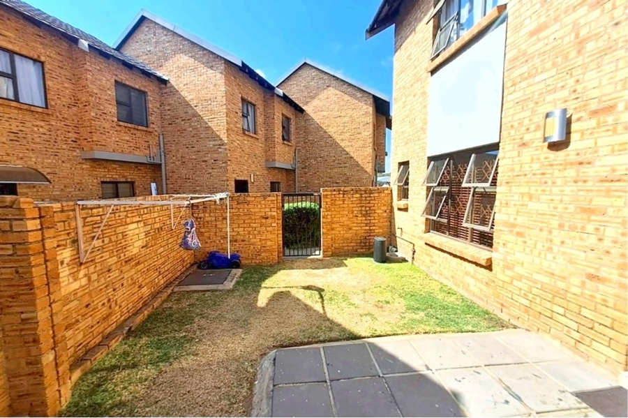 3 Bedroom Property for Sale in Rooihuiskraal North Gauteng