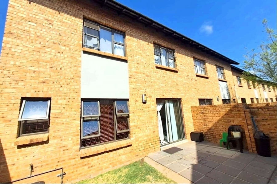 3 Bedroom Property for Sale in Rooihuiskraal North Gauteng