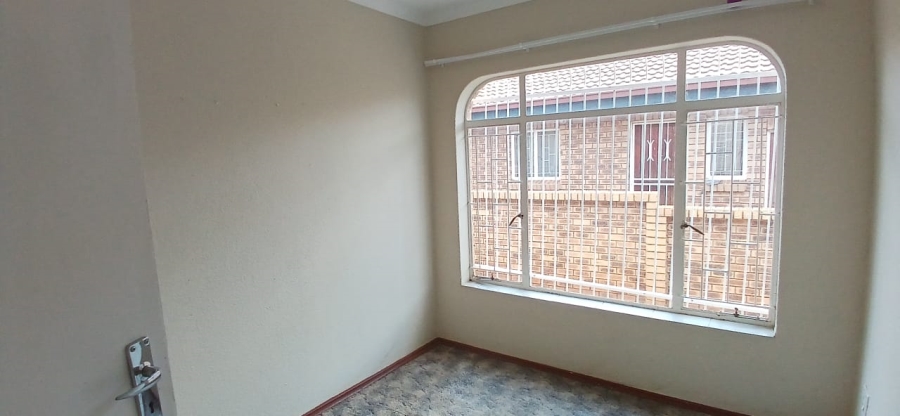 2 Bedroom Property for Sale in Greenhills Gauteng