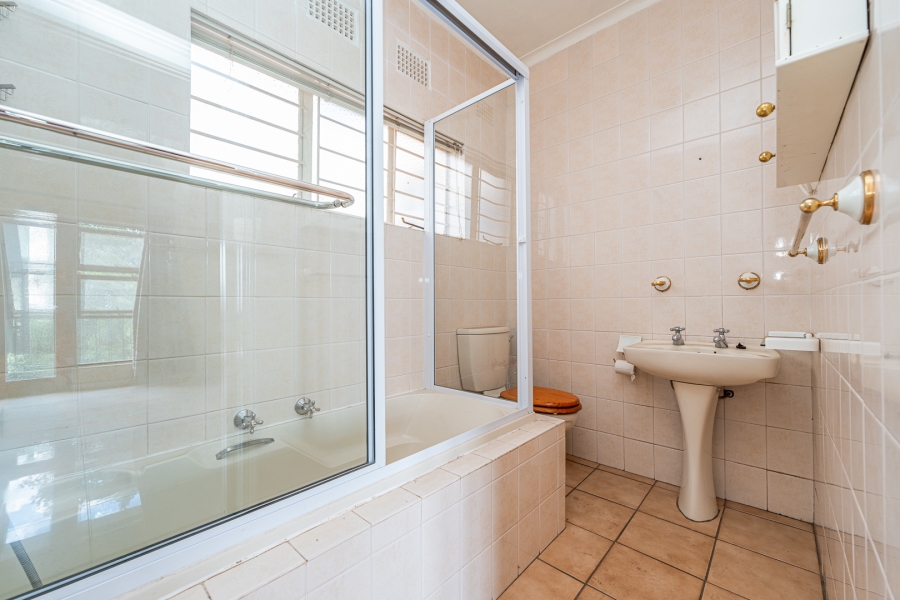 8 Bedroom Property for Sale in Floracliffe Gauteng