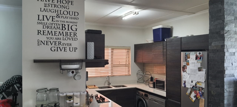 3 Bedroom Property for Sale in Greenstone Crest Gauteng