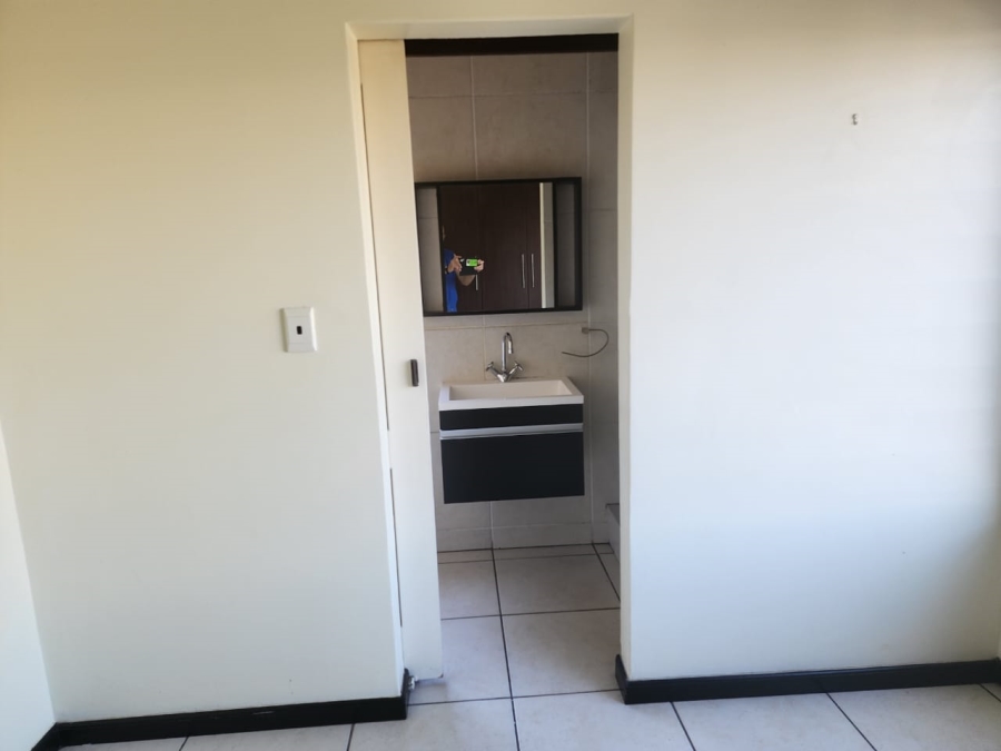 To Let 2 Bedroom Property for Rent in Acacia Gauteng