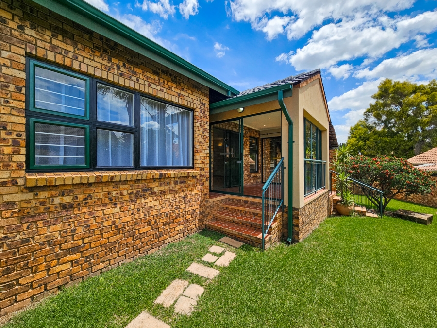 2 Bedroom Property for Sale in Garsfontein Gauteng
