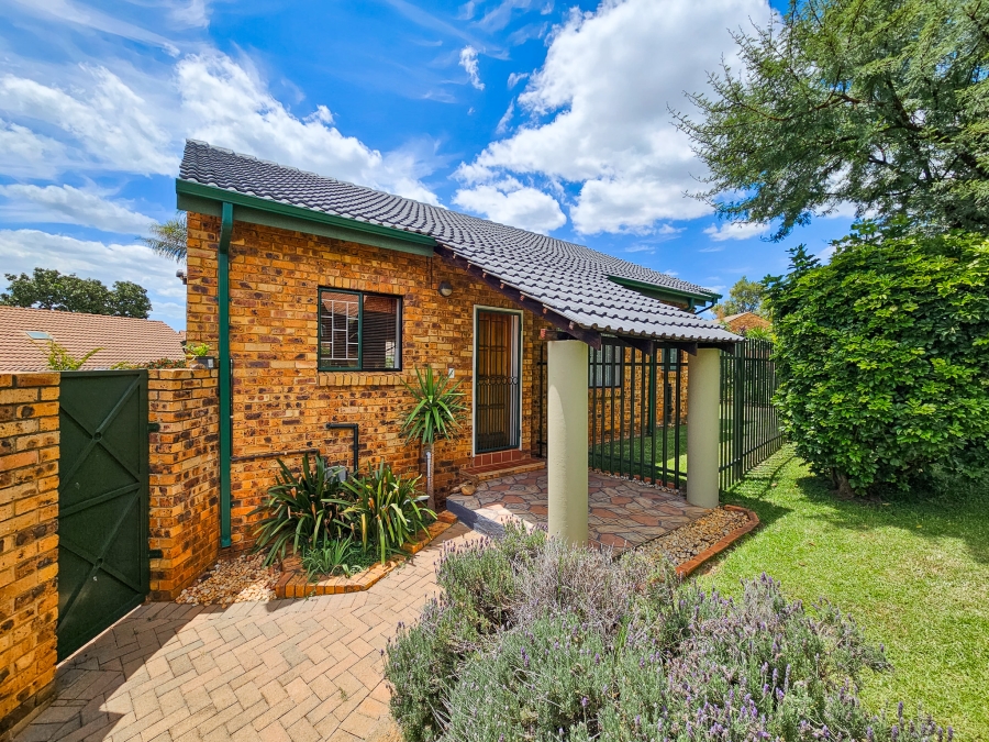 2 Bedroom Property for Sale in Garsfontein Gauteng