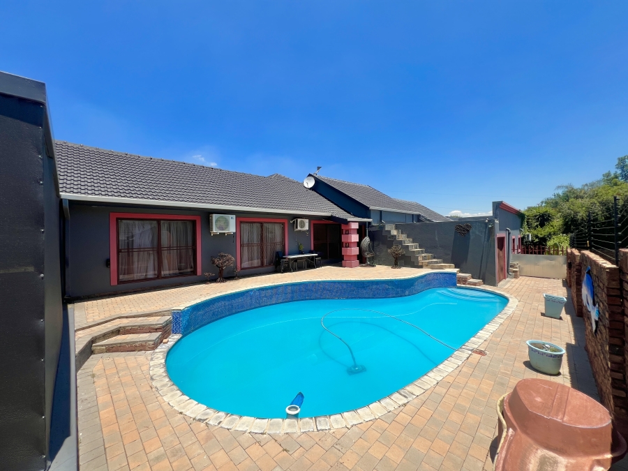 7 Bedroom Property for Sale in Garsfontein Gauteng