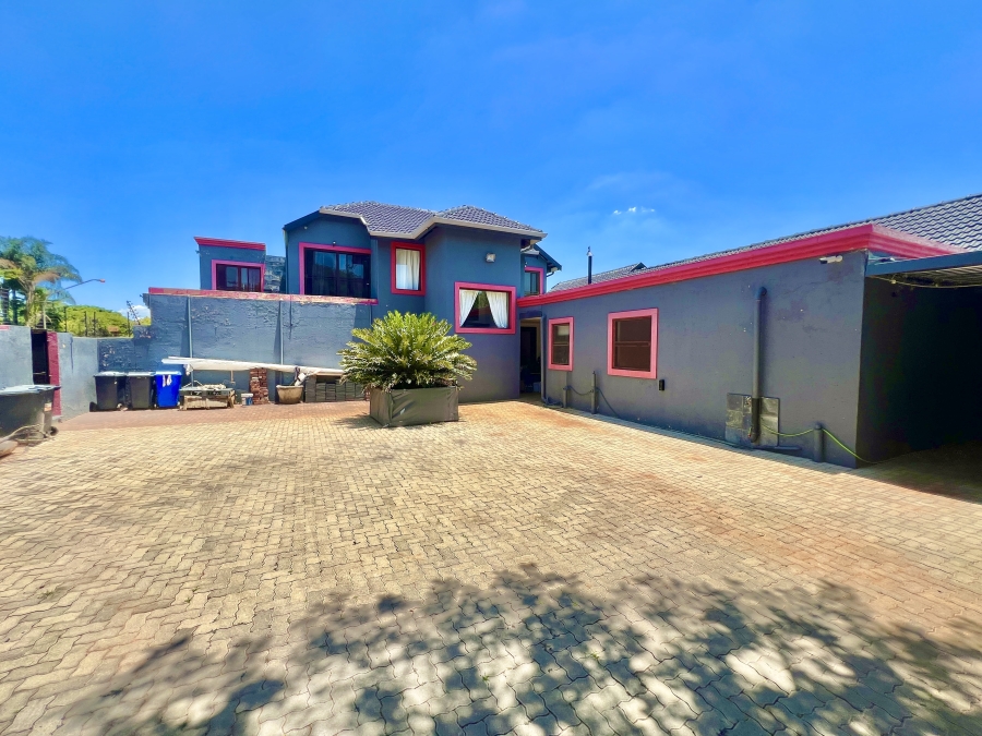 7 Bedroom Property for Sale in Garsfontein Gauteng