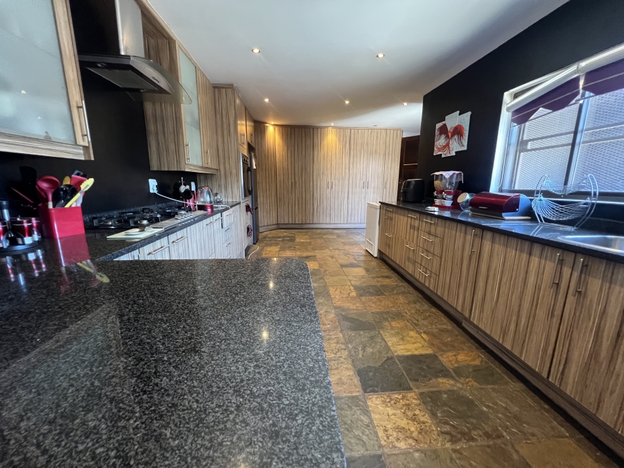 7 Bedroom Property for Sale in Garsfontein Gauteng