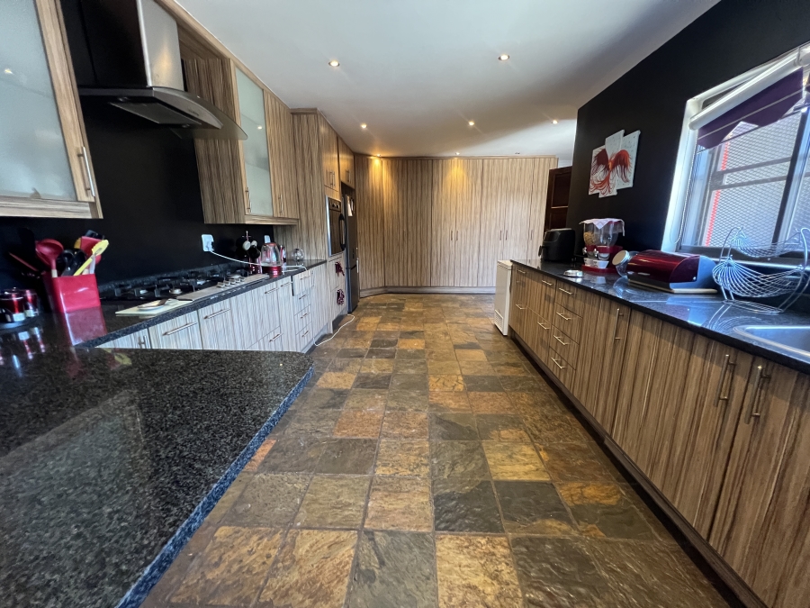 7 Bedroom Property for Sale in Garsfontein Gauteng