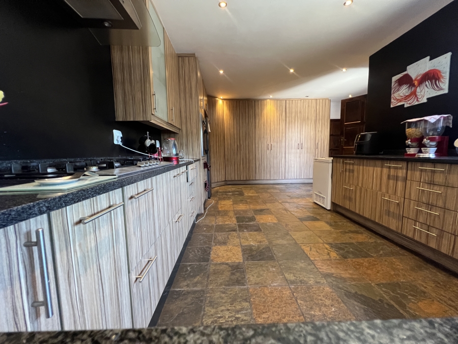 7 Bedroom Property for Sale in Garsfontein Gauteng