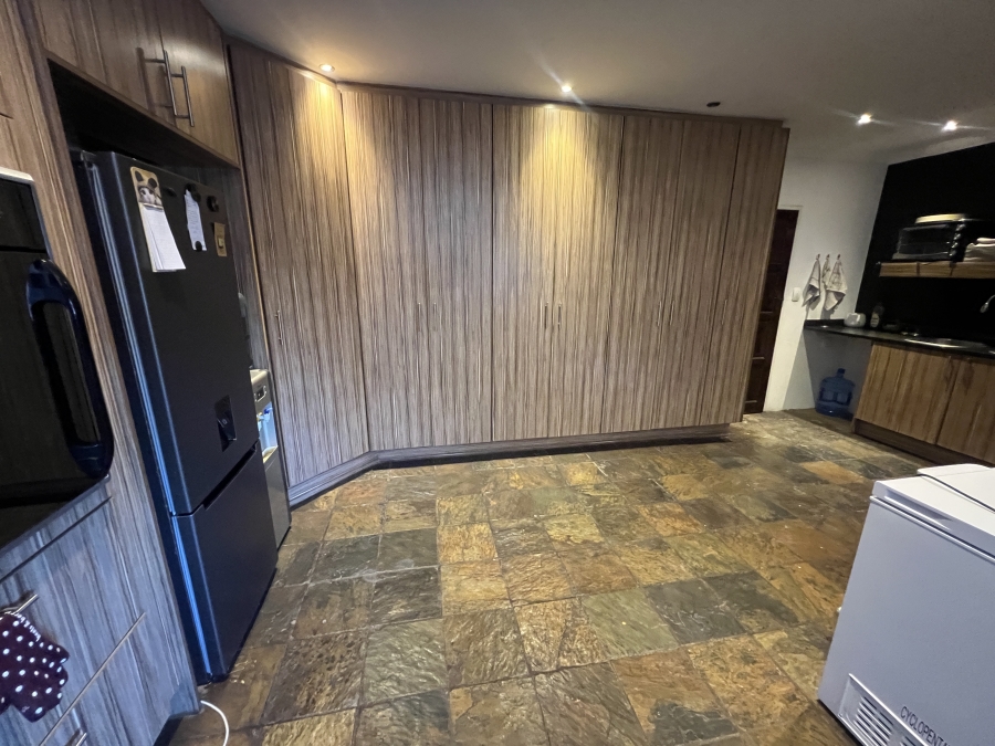 7 Bedroom Property for Sale in Garsfontein Gauteng
