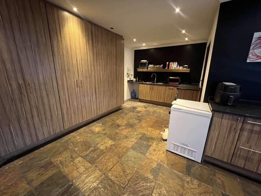 7 Bedroom Property for Sale in Garsfontein Gauteng