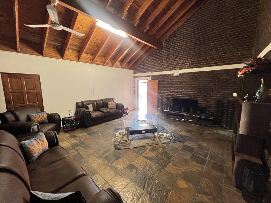 7 Bedroom Property for Sale in Garsfontein Gauteng