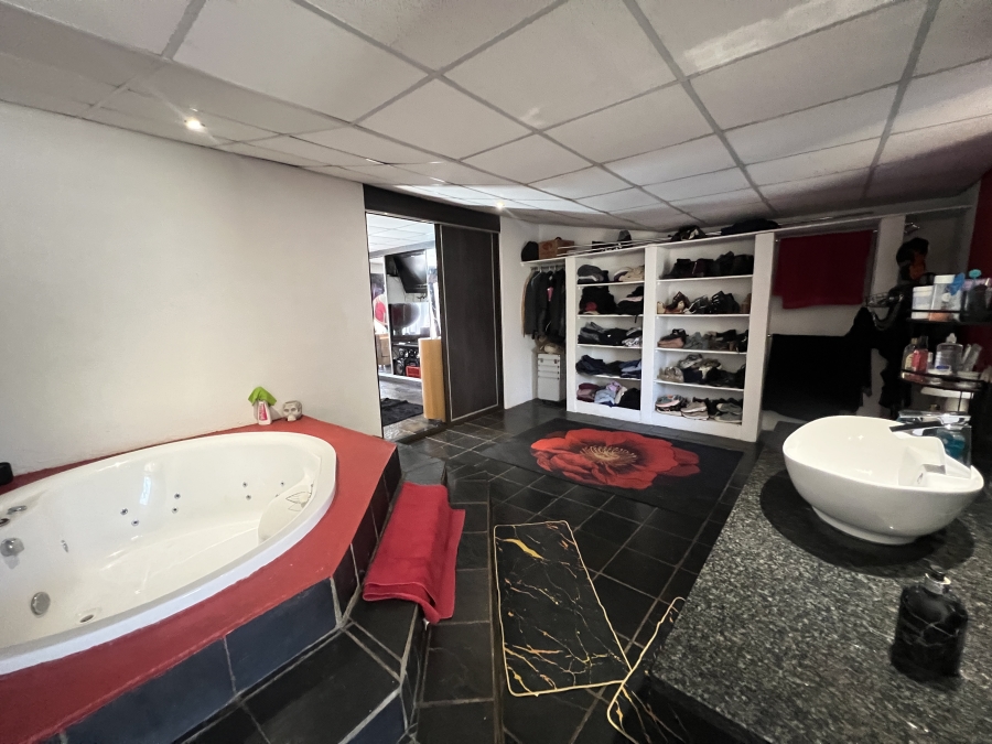 7 Bedroom Property for Sale in Garsfontein Gauteng