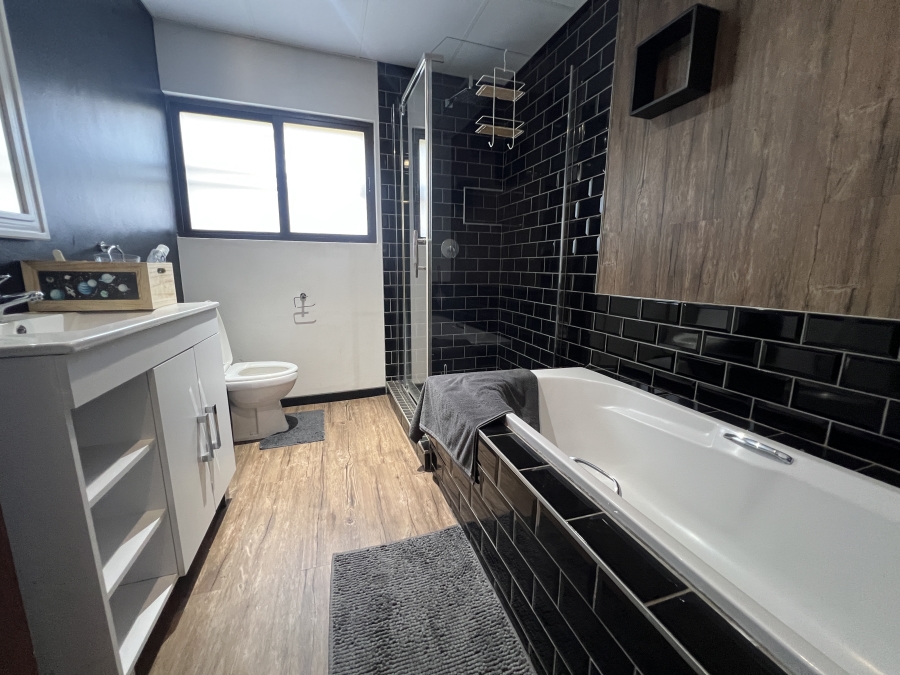 7 Bedroom Property for Sale in Garsfontein Gauteng