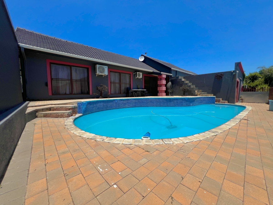 7 Bedroom Property for Sale in Garsfontein Gauteng