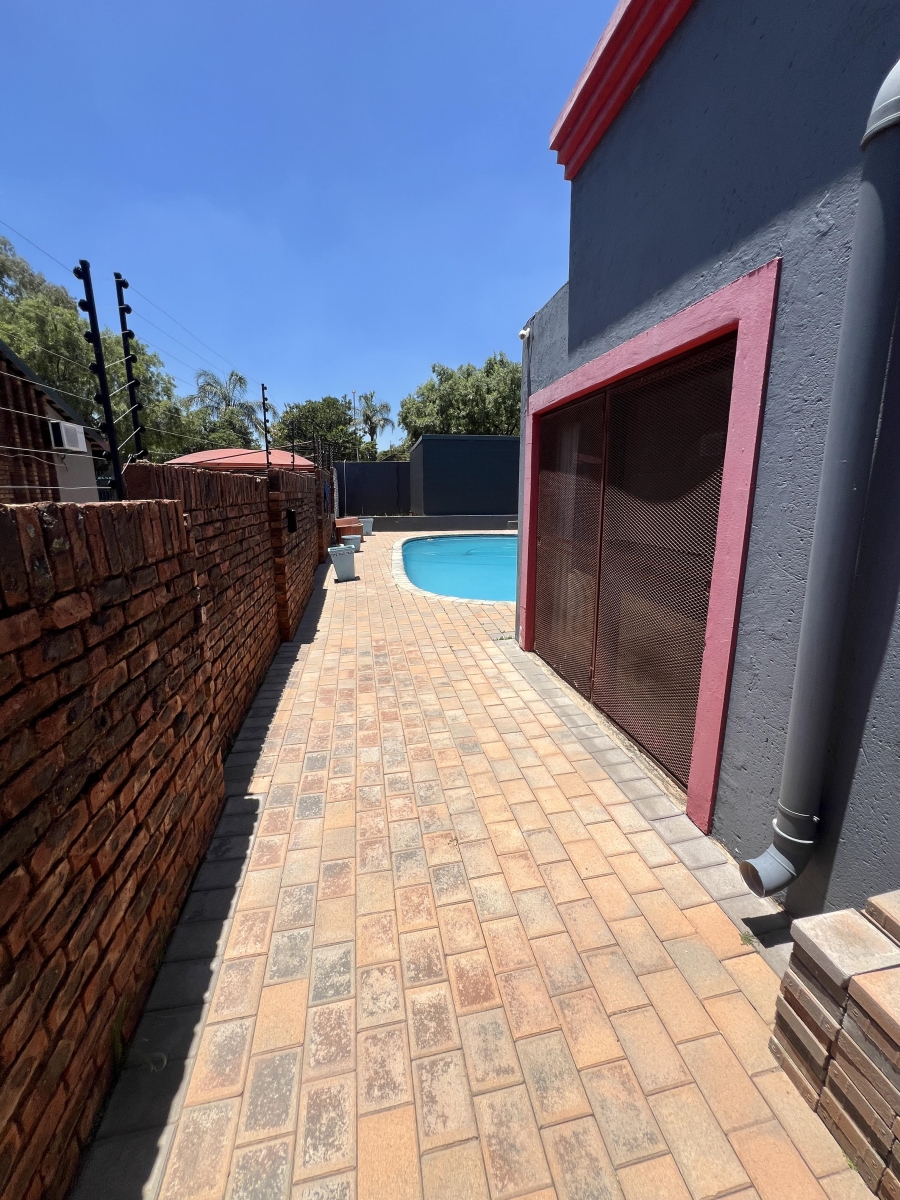 7 Bedroom Property for Sale in Garsfontein Gauteng
