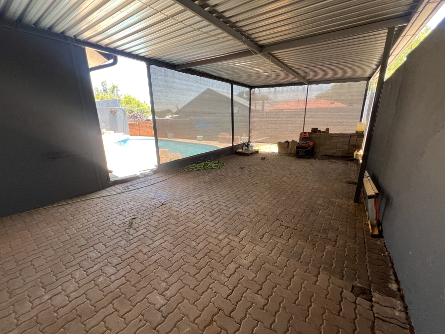 7 Bedroom Property for Sale in Garsfontein Gauteng