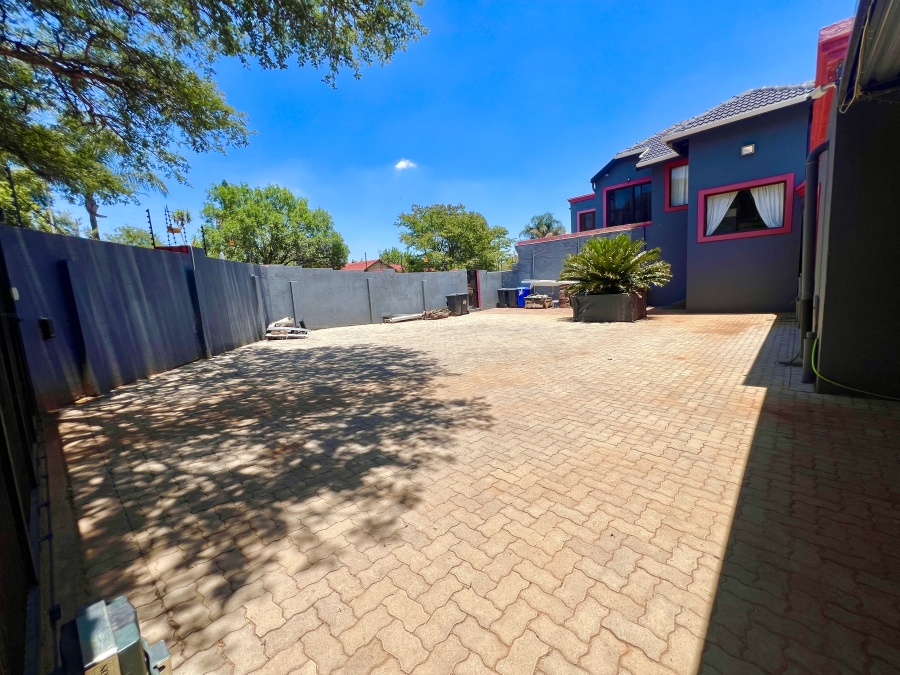 7 Bedroom Property for Sale in Garsfontein Gauteng