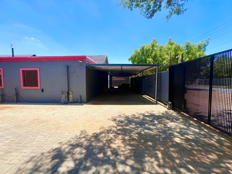 7 Bedroom Property for Sale in Garsfontein Gauteng