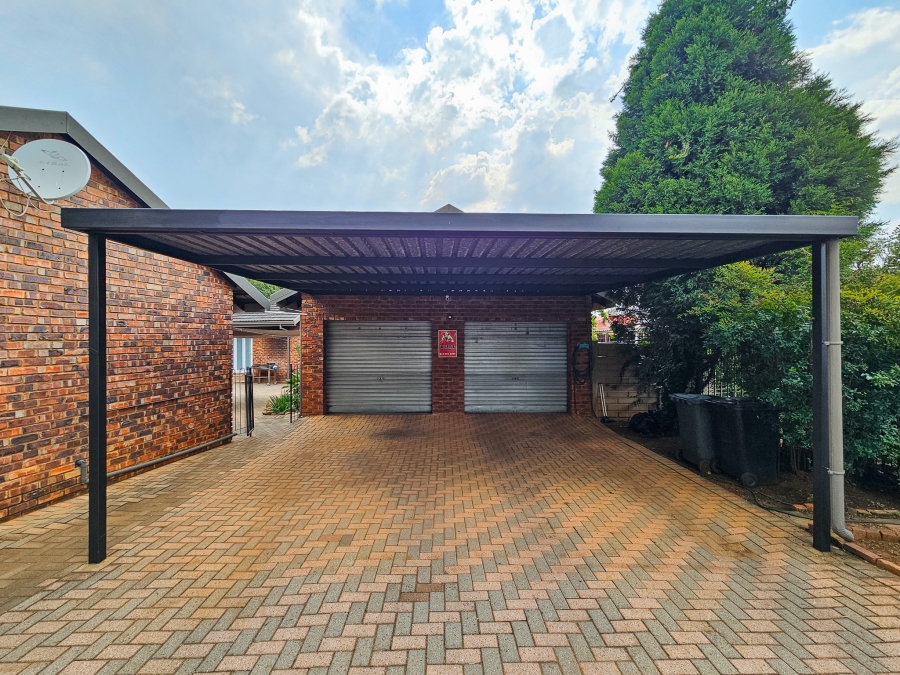 5 Bedroom Property for Sale in Garsfontein Gauteng