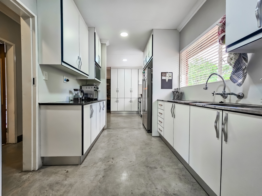 5 Bedroom Property for Sale in Garsfontein Gauteng