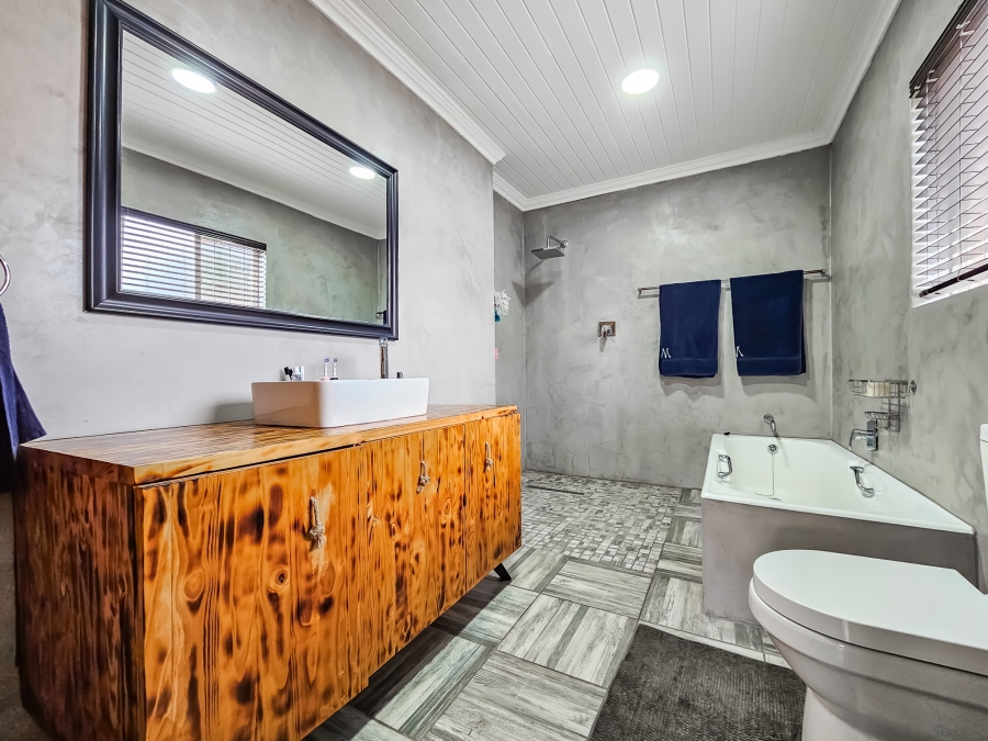 5 Bedroom Property for Sale in Garsfontein Gauteng