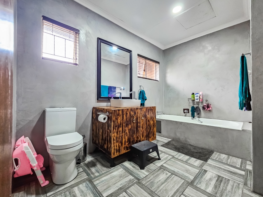 5 Bedroom Property for Sale in Garsfontein Gauteng