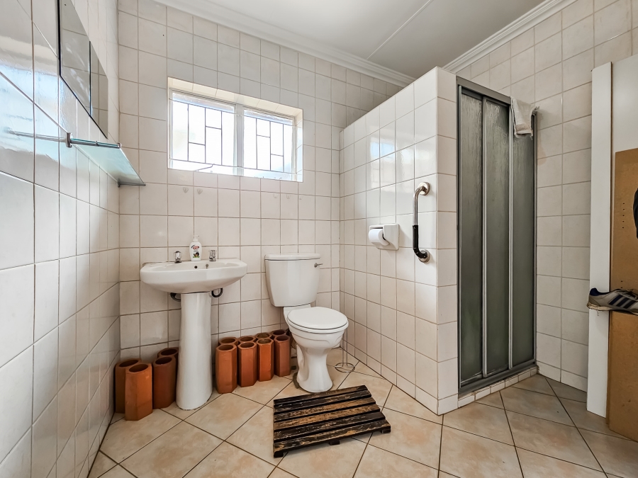 5 Bedroom Property for Sale in Garsfontein Gauteng