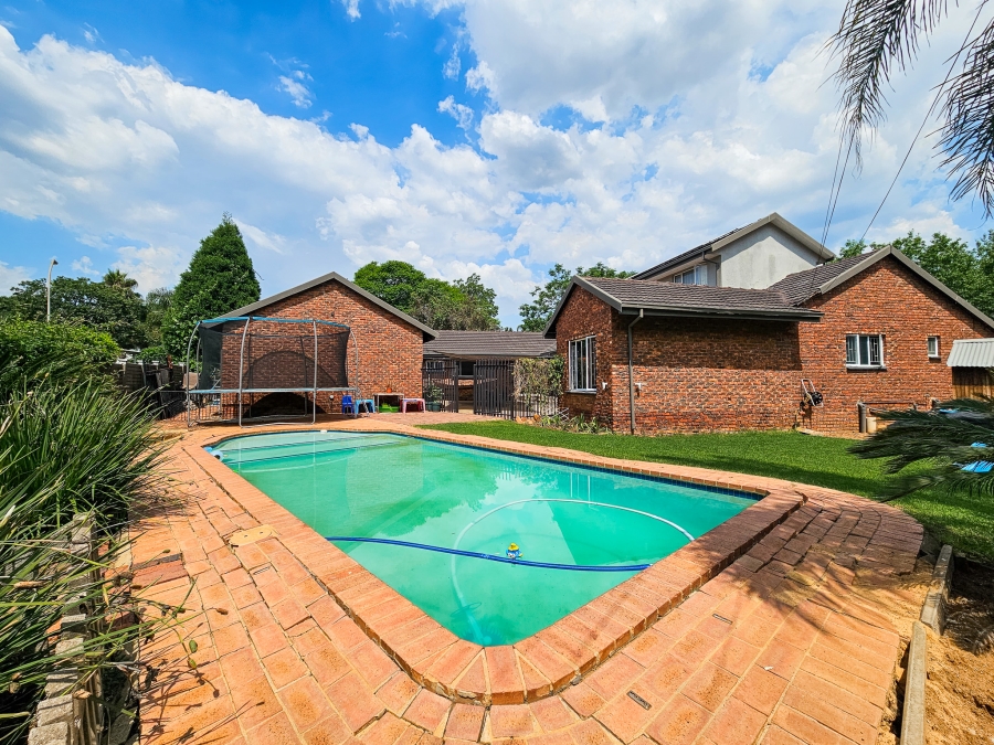 5 Bedroom Property for Sale in Garsfontein Gauteng