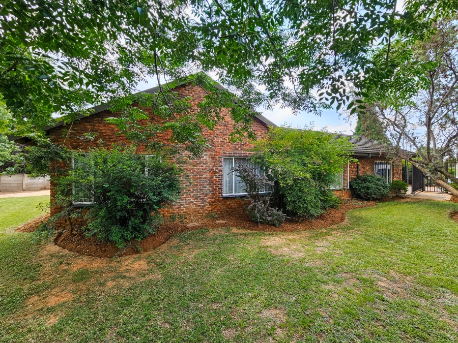 5 Bedroom Property for Sale in Garsfontein Gauteng