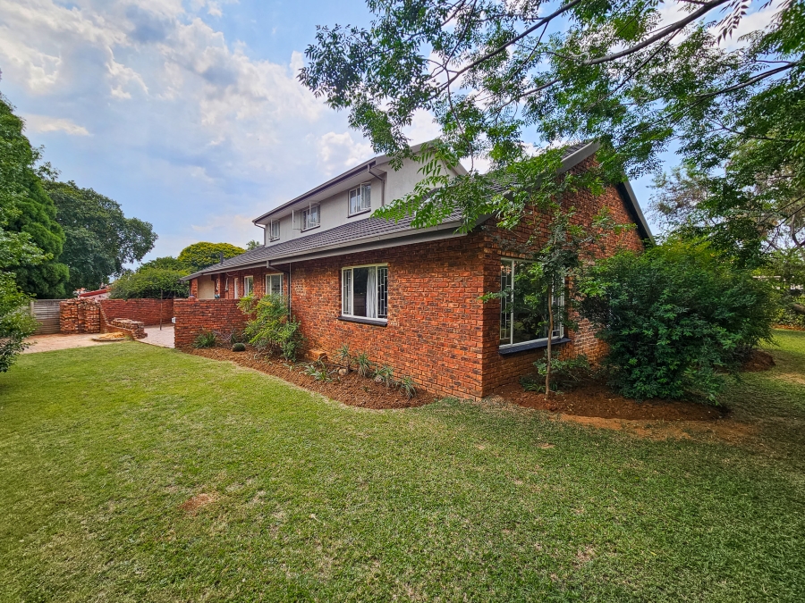 5 Bedroom Property for Sale in Garsfontein Gauteng