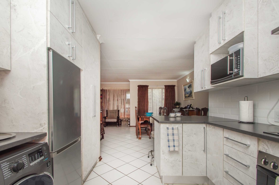 3 Bedroom Property for Sale in Helderkruin Gauteng